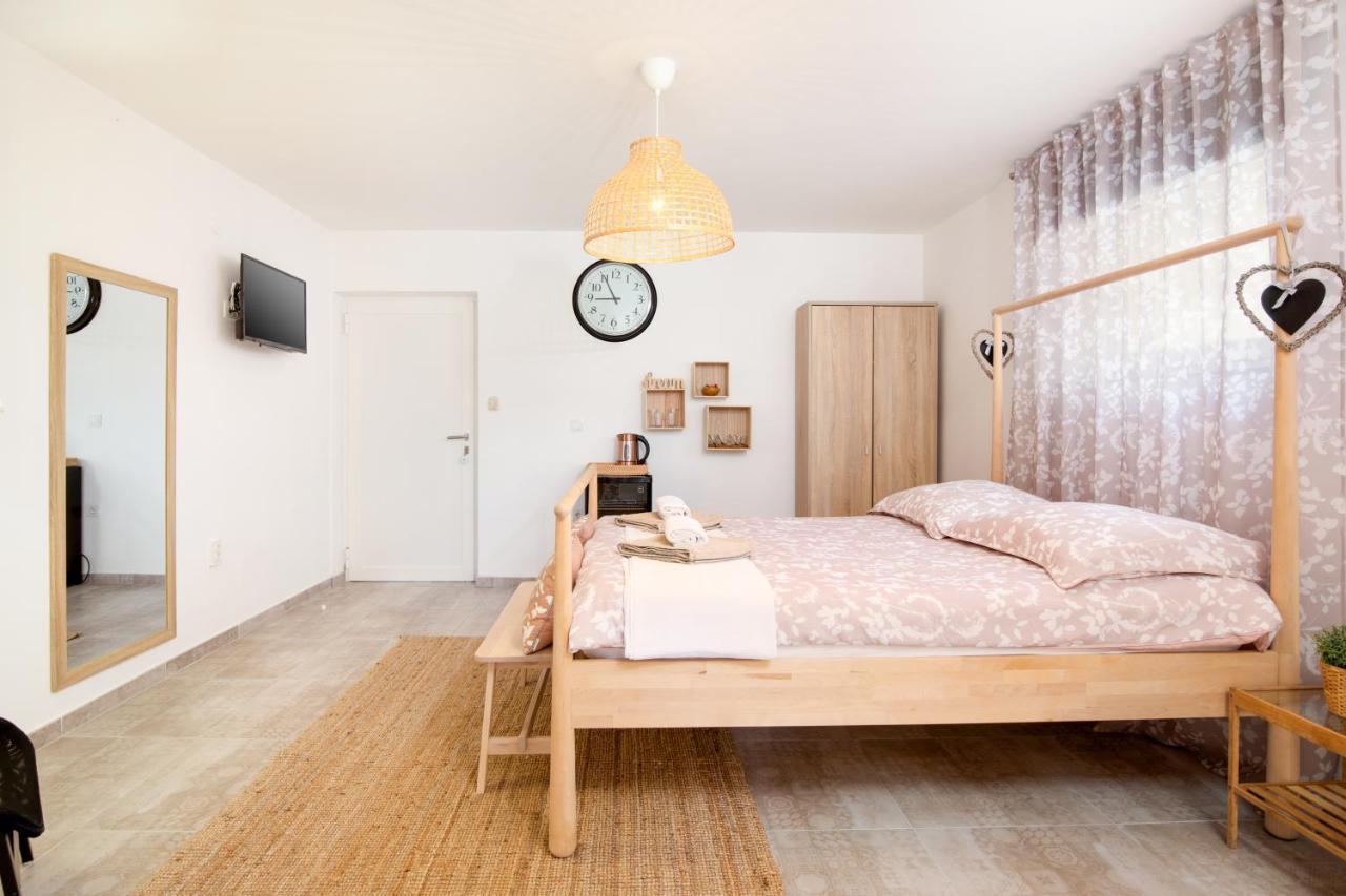 מדולין Apartments And Rooms Jakic מראה חיצוני תמונה